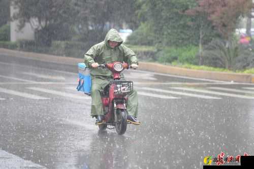 JUL532 外勤突然下大雨，爱弓凉冒雨前行