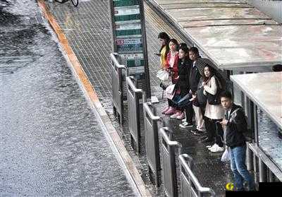 公交车站避雨 1~4：在雨中的温暖等待